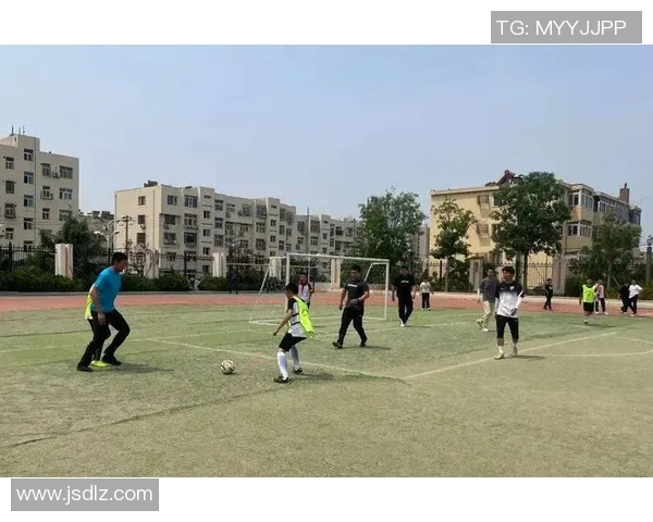 快乐踢球歌唱梦想小学生足球热情洋溢的旋律与青春的欢笑